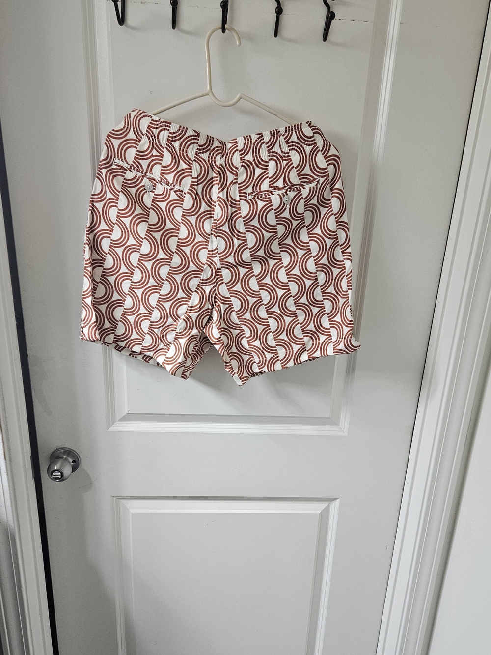 Express White Drawstring Shorts with Rust Geometric Print - Picture 11 of 12